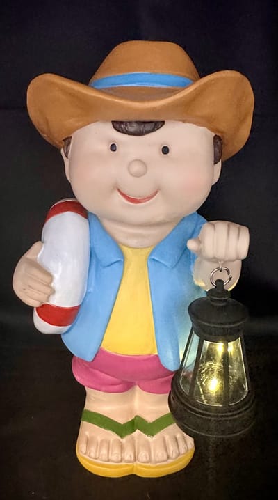 Decoratieve solarlamp "Jongen zomerkleding met zwemband" met lantaarn - meerkleurig - polyresin - hoogte 23x15x7cm - Tuinaccessoires - Decoratieve beelden voor buiten
