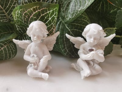 Set van 2 Cherubijntjes met hartvormig zilverkleurig hartje in de handjes 4.5x4.5cm