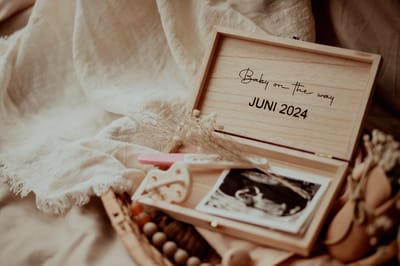 Houten kistje 'Baby on the way' - bewaarkistje - zwangerschapsaankondiging