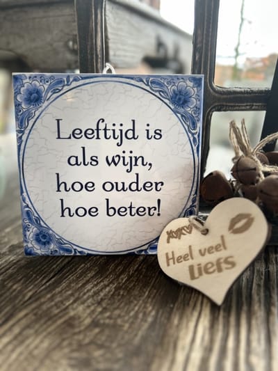 Creaties van Hier - Tegeltje Leeftijd is als wijn met houten hartje - 15 cm – Keramiek