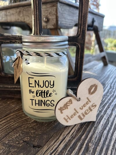 Creaties van Hier - Black & White scented candles Enjoy the little things met houten hartje – 13,5 cm – vanille