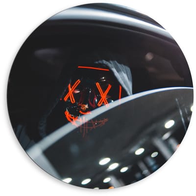 Dibond Wandcirkel - Masker met Rood in de Auto - 80x80cm Foto op Aluminium Wandcirkel (met ophangsysteem)