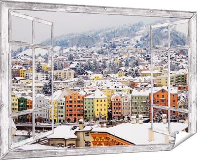 Gards Tuinposter Doorkijk Gekleurde Huisjes met Sneeuw in Oostenrijk - 180x120 cm - Tuindoek - Tuindecoratie - Wanddecoratie buiten - Tuinschilderij