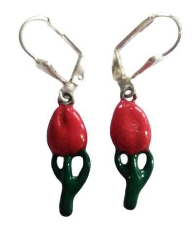 Oorhangers verzilverd tulpje bewerkt met rode emaille en groene emaille voor het steeltje