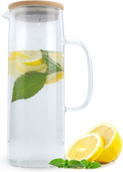 Intirilife karaf met bamboe deksel in CLEAR - 1,6 liter kan van borosilicaatglas met handvat en houten deksel hittebestendig geschikt voor warme en koude dranken, thee, koffie, water en nog veel meer.