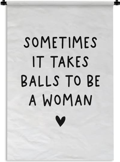 Wandkleed - Wanddoek - Engelse quote "Sometimes it takes balls to be a woman" met een hartje op een witte achtergrond - 90x135 cm - Wandtapijt