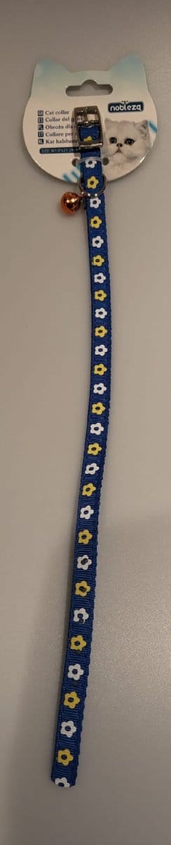 Alles voor je kat! Een leuke halsband in een mooie kleur en een glanzend belletje. De gaatjes zitten al in de halsband dus deze is handig om te doen bij je huisdier. Ook erg leuk om dit cadeau te geven aan iemand die een poes heeft.