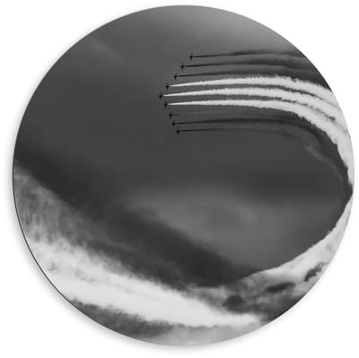 Dibond Wandcirkel - Vliegshow met Rook (zwart/wit) - 80x80cm Foto op Aluminium Wandcirkel (met ophangsysteem)