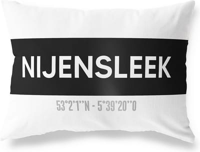 Tuinkussen NIJENSLEEK - DRENTHE met coördinaten - Buitenkussen - Bootkussen - Weerbestendig - Jouw Plaats - Studio216 - Modern - Zwart-Wit - 50x30cm