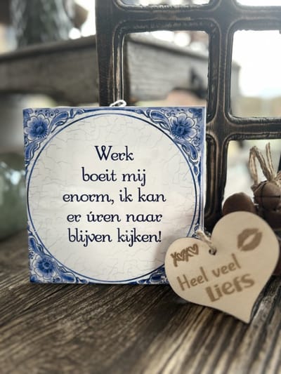 Creaties van Hier - Tegeltje Werk boeit met houten hartje - 15 cm – Keramiek