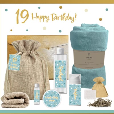 Geschenkset “19 Happy Birthday!” - 8 producten - 1210 gram - Triomf Cosmetica | Luxe Cadeaubox voor haar Wellness Pakket Meisje Giftset Party Cadeaupakket Negentien Jarige Verjaardag Gefeliciteerd Cadeau Speciaal Feestje Gift Set Turquoise