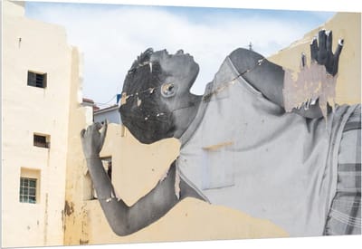Forex - Geschilderde Jongen Kijkt Over Muur - 150x100cm Foto op Forex