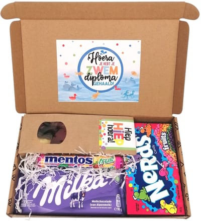 Zwemdiploma brievenbus cadeau - Hoera je hebt je zwemdiploma gehaald - chocolade - snoep - cadeau - zwemdiploma cadeautje A B C