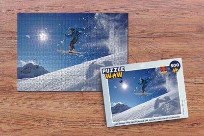 Puzzel Een skiër met een blauwe jas maakt een grote sprong - Legpuzzel - Puzzel 500 stukjes