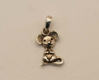 Sterling zilveren kinder hanger van een muisje - leuke zilver hangertje muis voor kind of volwassen die een klein hangertje wil - muisje hangertje voor ketting gemaakt van 925 zilver - kinder hangertjes voor meisjes of jongens