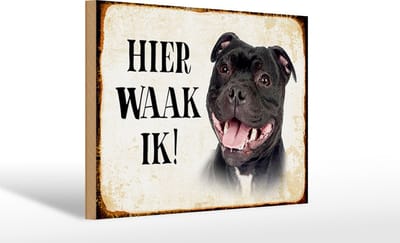 Houten bordje van FEMER 30x20cm met tekst nederlands Hier Waak ik Staffordshire Bull Terrier