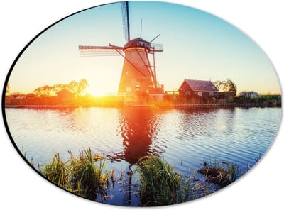 WallClassics - Dibond Ovaal - Zonlicht langs Hollandse Molen aan het Water - 28x21 cm Foto op Ovaal (Met Ophangsysteem)