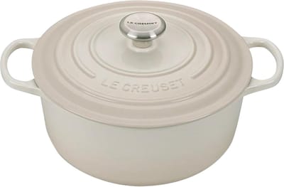 Le Creuset Braadpan Signature Meringue – Ø 26 cm / 5,3 Liter – Ronde Gietijzeren Stoofpan – In Zachte Crèmekleurige Emaille – Voor Grote Porties, Soepen of Stoofschotels – Geschikt voor Inductie, Oven en Alle Warmtebronnen