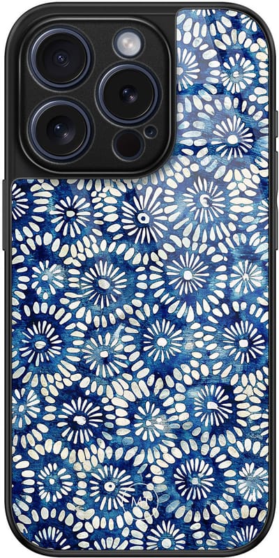 Hoesje geschikt voor iPhone 15 Pro - Azure daisies - Luxe Hard Case - Bloemen - Blauw - Mooie Telefoonhoesjes