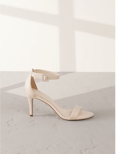Next - Dames - Signature Premium leren sandalen met ronde neus, gesp en halfhoge hak - Crème