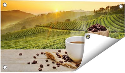 Gards Tuinposter Kopje Koffie op een Plantage Achtergrond6 - 60x30 cm - Tuindoek - Tuindecoratie - Wanddecoratie buiten - Tuinschilderij