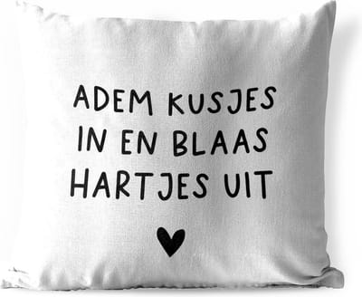 Sierkussen Buiten - Quotes - Adem kusjes in en blaas hartjes uit - Spreuken - 60x60 cm - Weerbestendig