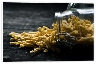 Forex - Omgevallen Pot met Pasta - 60x40cm Foto op Forex