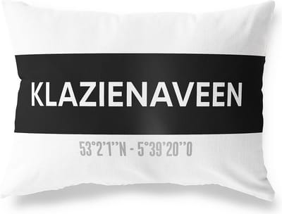 Tuinkussen KLAZIENAVEEN - DRENTHE met coördinaten - Buitenkussen - Bootkussen - Weerbestendig - Jouw Plaats - Studio216 - Modern - Zwart-Wit - 50x30cm