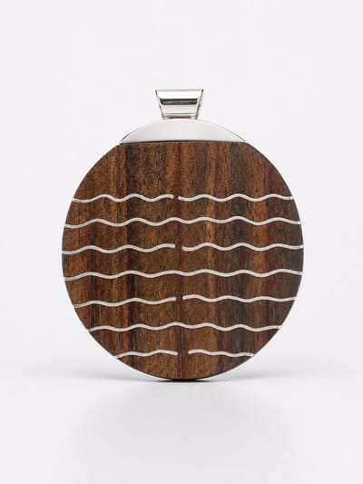 Originele ronde houten hanger met zilver – 6 cm – unieke dames hanger met zilveren golfmotief