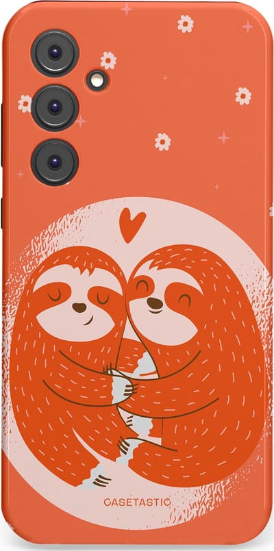 Casetastic Hoesje Geschikt voor Samsung A35 - Stijlvolle Beschermende Duo-layer Case - Oranje Pastel Roze Liefdes Koppel Luiaard