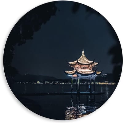Forex Wandcirkel - Lichtgevend Kapelletje op het Water - 80x80cm Foto op Wandcirkel (met ophangsysteem)
