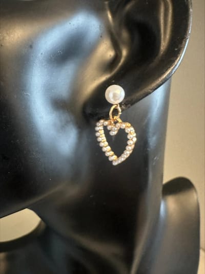 goudkleurige fake pareloorsteker met een wit open hartje | Make up | Parfum | Moederdag | Verjaardagscadeau| Cadeautje| Valentijnsdag| Kado | sieraden | vaderdag | oorbellen | oorsieraden