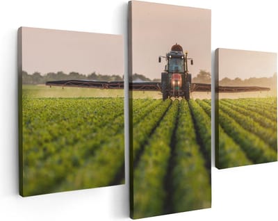 Artaza Canvas Schilderij Drieluik Rode Tractor op het Veld aan het Sproeien - 90x60 - Foto Op Canvas - Canvas Print