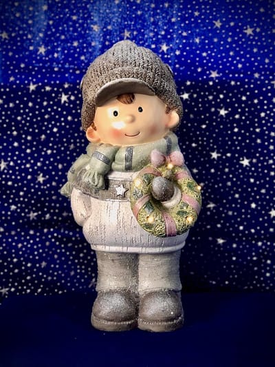 Winterkindje met krans jongen LED 30 cm hoog - resin - winterfiguurtje - wintercollectie - eindejaarcollectie - decoratiefiguur - interieur - geschikt voor binnen - kerstcollectie - kerstdecoratie - kerstfiguur - cadeau- geschenk - kerst - nieuwjaar