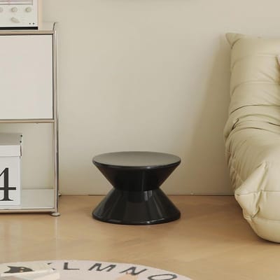 Trendy bijzettafel en funky bankkruk voor boho-decoratie