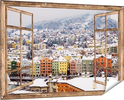 Gards Tuinposter Doorkijk Gekleurde Huisjes met Sneeuw in Oostenrijk - 150x100 cm - Tuindoek - Tuindecoratie - Wanddecoratie buiten - Tuinschilderij