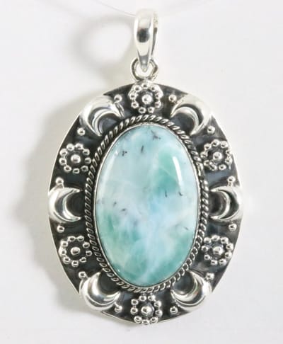 Grote bewerkte zilveren hanger met larimar