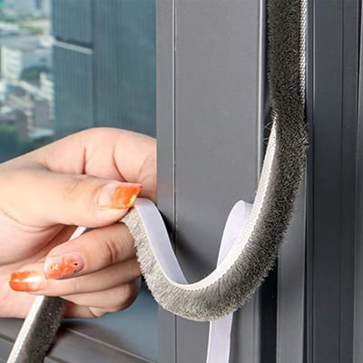 196,85 inch zelfklevende deur- en raamafdichtingsstrip - kunststof winddichte plaat, geschikt voor ramen en houten deuren, waterdicht/winddicht/geluiddicht 196.85 inches