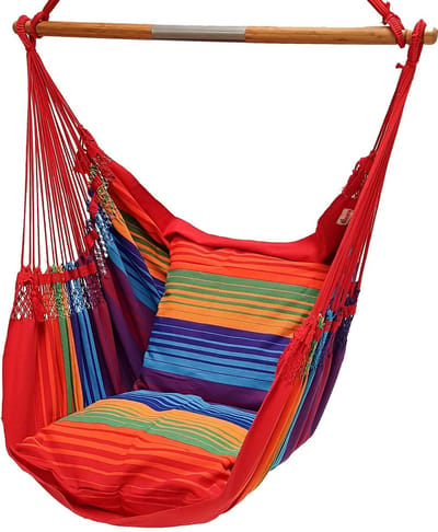 Hangstoel Rainbow #1met macramé finish en twee heerlijke kussens. Wordt geleverd met een sterke spreider van geperst bamboe.