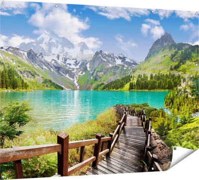 Gards Tuinposter Pad naar een Helder Blauw Meer in de Bergen - 160x120 cm - Tuindoek - Tuindecoratie - Wanddecoratie buiten - Tuinschilderij