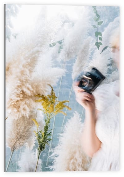 Dibond - Schildering van Vrouw met Camera en Planten  - 40x60cm Foto op Aluminium (Met Ophangsysteem)
