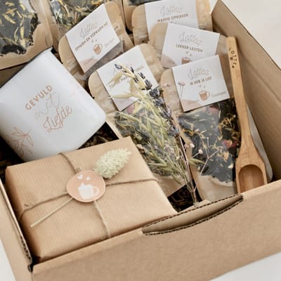 Het Theeplankje Giftbox Deluxe 'Om van te houden' - theebox, thee box, thee cadeau, theeset, theepakket, thee cadeaupakket, liefde cadeau, vriendinnen cadeaus