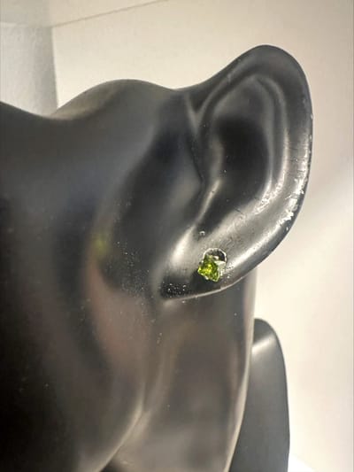 Groene kleine zirkonia oorknoppen 0.5 cm doorsnee | Make up | Parfum | Moederdag | Verjaardagscadeau| Cadeautje| Valentijnsdag| Kado | sieraden | vaderdag | oorbellen | oorsieraden
