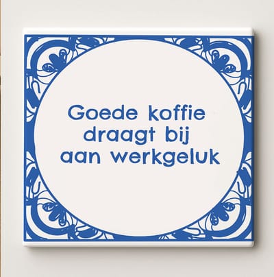 Delfts Blauwe Tegel “Goede Koffie Draagt Bij aan Werkgeluk” – 15x15cm Keramische Wandtegel – Grappige Kantoor Decoratie voor Koffieliefhebbers