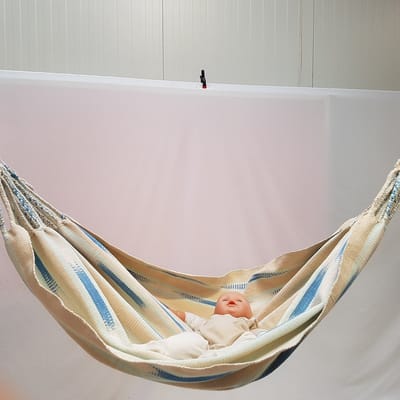 Prachtige, unieke Babyhangmat Guanabana #4. Handgeweven en met natuur verf gekleurd. Kleurstoffen uit planten, wortels en schors, die in de katoendraad worden ingekookt. Zon en waterbestendig