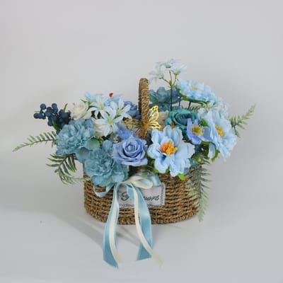 La Roselle Amsterdam Bloemenmandje inclusief Basket Blauw – Luxe Kunstbloemen Arrangement in Rieten Mand met Rozen en Vlinder