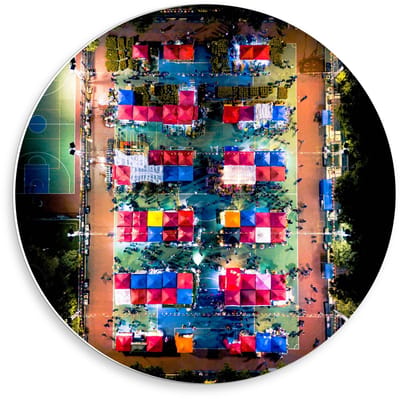 KuijsFotoprint - Schilderij - Groot Feest Bovenaf Gefotografeerd - Groen, Blauw En Rood - 50 X 50 Cm