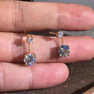 Huitan Glanzende Zirkonia Druppels Oorbellen voor Vrouwen Aantrekkelijke Bedels Bruiloft Verloving Sieraden Trendy Prachtige Accessoires WHITE brown