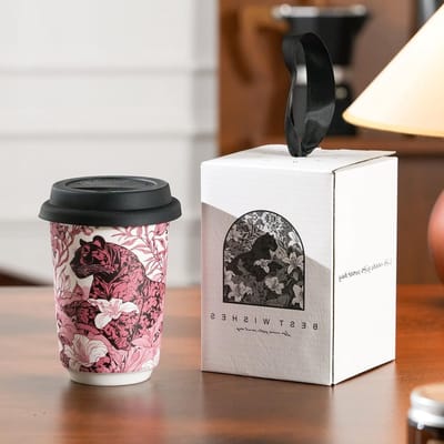 Herbruikbare keramische koffiekop van 300 ml met siliconen deksel, luipaardpatroon reiskoffiemok voor thee en koffie (roze)
