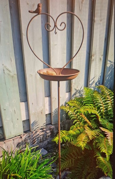 Countryfield - Brocante vogel voer en drinkbak - Roestbruin metaal - Decoratief en landelijk - Hoogte 110 cm